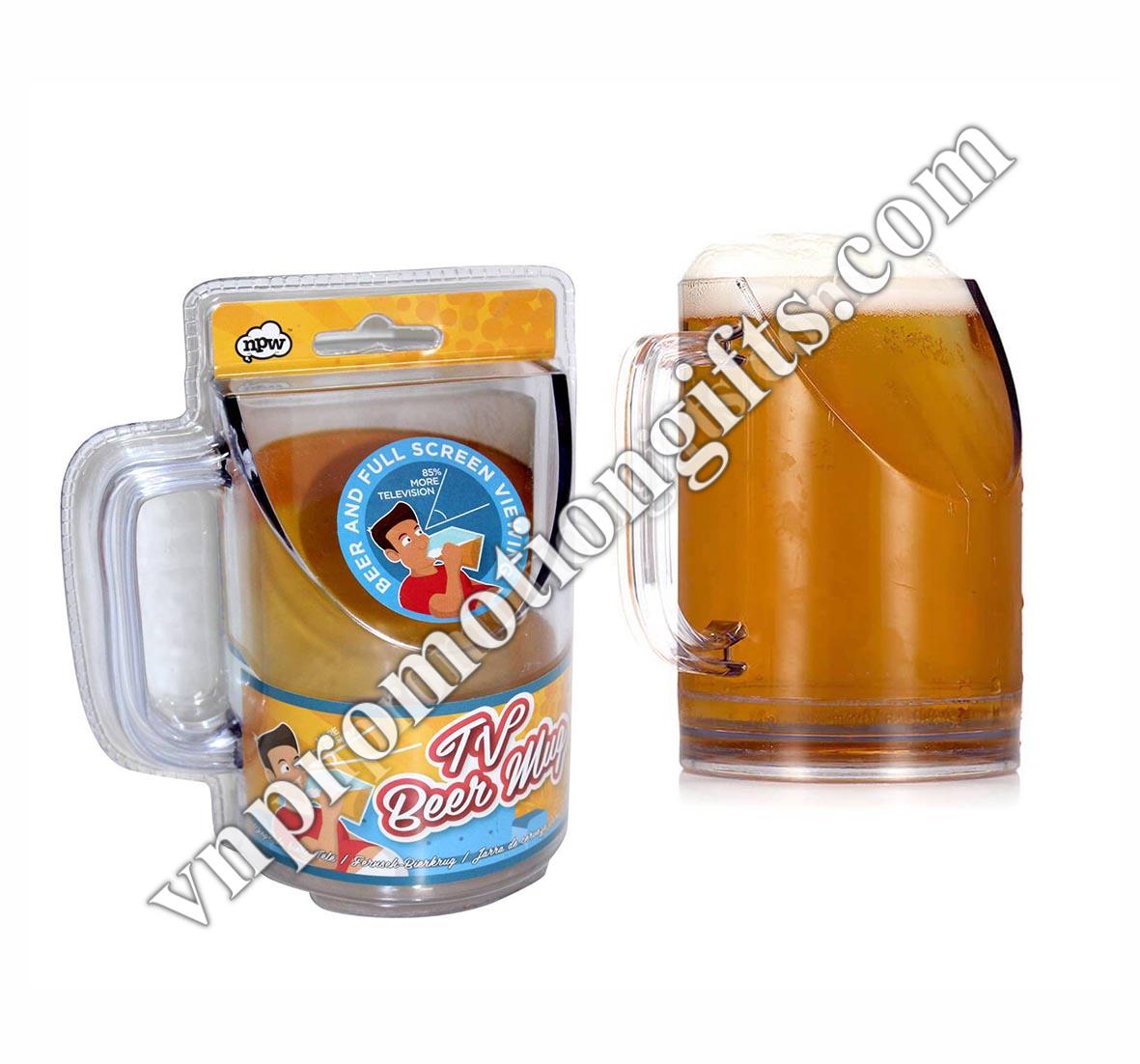 Ly uống bia khi xem TV