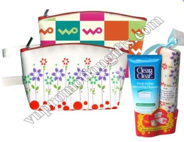 Ví cầm tay Clean & Clear